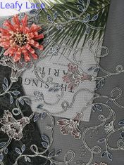 A fêmea veste a tela bordada floral do laço para a senhora Garment