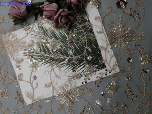O partido floral cor-de-rosa da lantejoula perlou a tela do bordado para o vestido de casamento