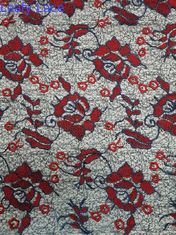 O grande bordado colorido floral vermelho faz crochê o vestido fêmea da tela do laço