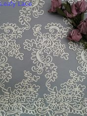 O bordado poli do marfim faz crochê a tela do laço para o vestido da menina