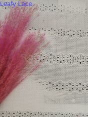 O Broderie linear bordado provê a tela 100% da camiseta do algodão da tela