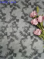 Bordado amarrado da flor preta por todo o lado na malha do tule da prata da tela do laço