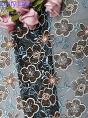 O laço floral coloriu o pano do vestuário das mulheres da tela do bordado