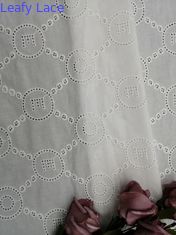 O laço do teste padrão da letra bordou o pano do vestido do bebê da tela do ilhó