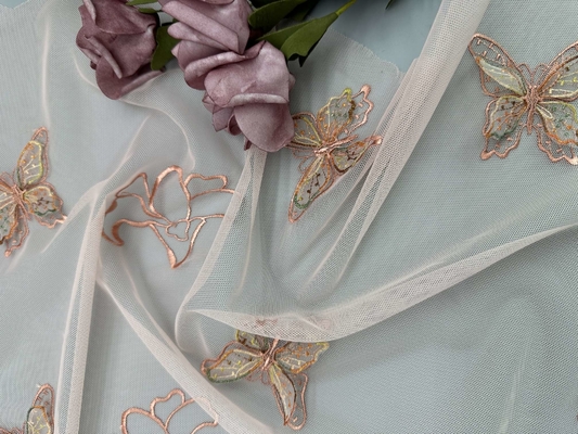 A tela do bordado da borboleta 3D de 129CM para mulheres veste-se