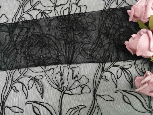 O teste padrão floral amarrado preto bordado ata a largura da tela 129cm