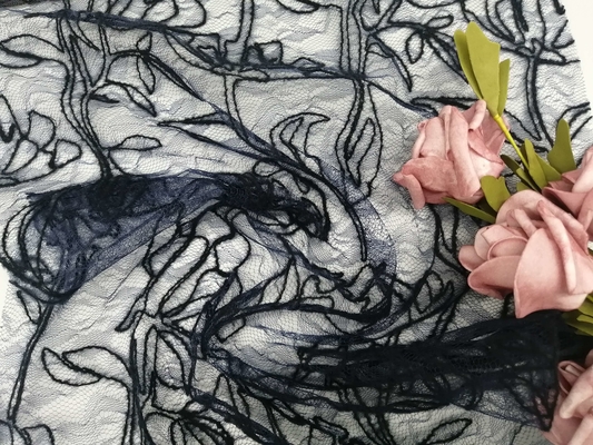 O teste padrão floral amarrado preto bordado ata a largura da tela 129cm