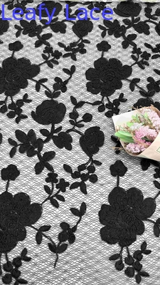 Modelo floral com cordão preto, tecido de renda de malha bordada, largura de 129 cm, para vestidos de noiva