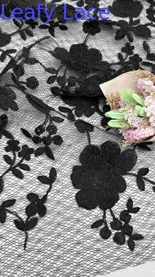 Modelo floral com cordão preto, tecido de renda de malha bordada, largura de 129 cm, para vestidos de noiva