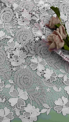 51 centímetros 100% Poly Cor Luminosa Púrpura Floral bordados químicos Vestido Tecido Para Vestido de Moda