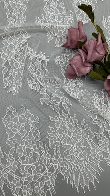 Temporada Primavera e Verão 100% Nylon França Chantilly Filamento renda com design floral Suave Man-feel Cor Branca Para Vestido de Moda