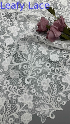 Tecido de bordados químicos de largura total em padrões florais brancos Texturas cordadas para roupas de moda feminina