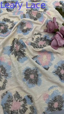 Tecido de bordado de largura total com padrões florais coloridos com contas em tecido 100% Rayon Ground para vestido de noite de moda