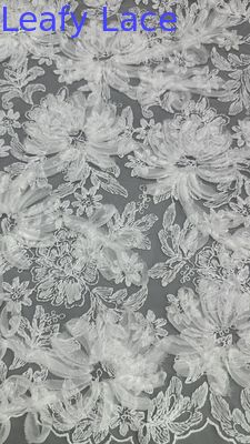 Tecido de Renda Floral Branca Para Vestidos Base de Malha Bordado Intricado Com Caráter Sutil