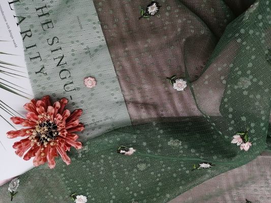 A tela bordada floral de um tule de 49 polegadas AZO livra