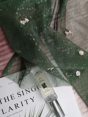 A tela bordada floral de um tule de 49 polegadas AZO livra