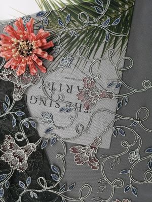A fêmea veste a tela bordada floral do laço para a senhora Garment