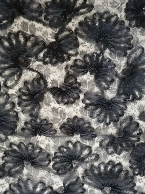 O partido retirado o núcleo do bordado ata a tela preta do Applique da lantejoula 3D