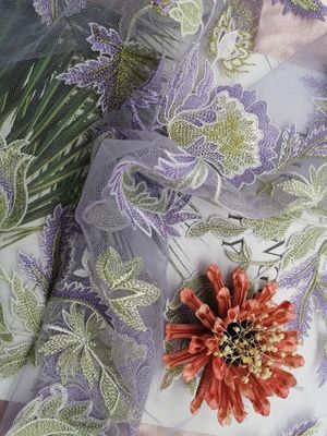 Tela bordada colorida floral do laço para o vestuário das mulheres