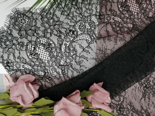 O tule preto estruturou a tela preta francesa do laço de Chantilly