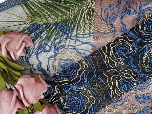 Tela bordada floral azul do laço do poliéster para tipos do vestuário