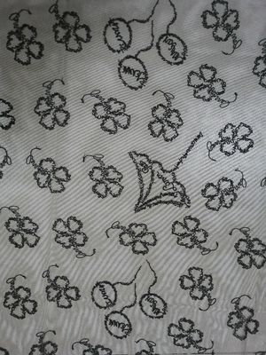Tela bordada floral do laço da letra preta