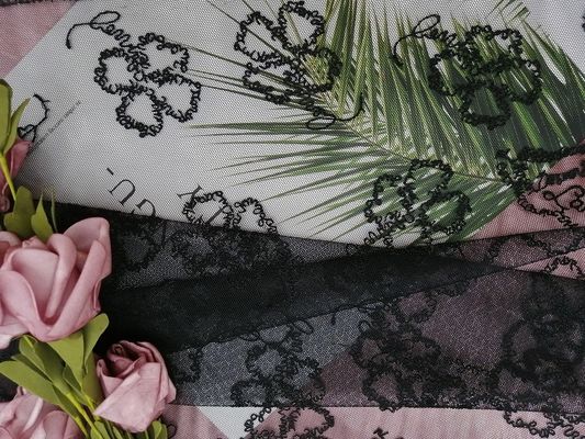 Tela bordada floral do laço da letra preta