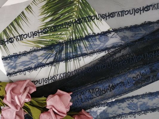 A letra da marinha faz crochê a tela do laço