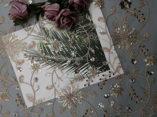 O partido floral cor-de-rosa da lantejoula perlou a tela do bordado para o vestido de casamento