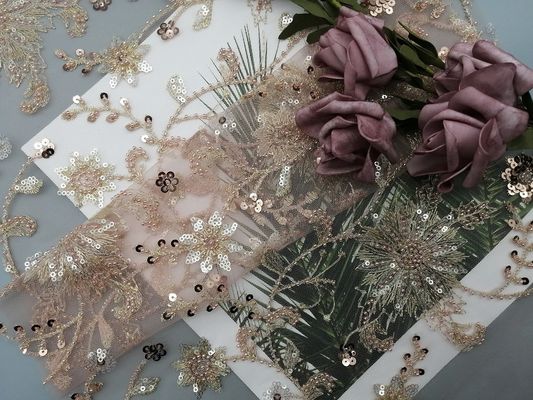 O partido floral cor-de-rosa da lantejoula perlou a tela do bordado para o vestido de casamento