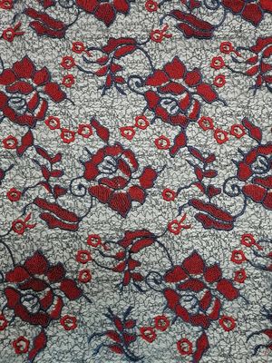 O grande bordado colorido floral vermelho faz crochê o vestido fêmea da tela do laço
