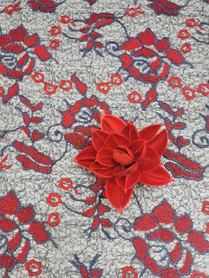 O grande bordado colorido floral vermelho faz crochê o vestido fêmea da tela do laço