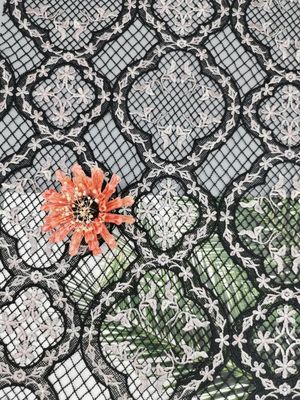 O bordado solúvel em água coloriu a tela química floral do laço
