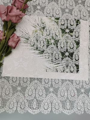O bordado do teste padrão do coração faz crochê o laço químico do vestido de casamento da tela do laço