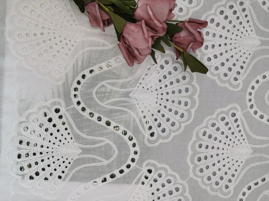 Algodão 100% nupcial branco de Shell Pattern Embroidered Eyelet Fabric do laço