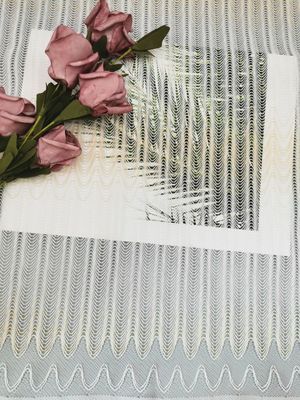 Tom linear amarrado do bordado de Geo - Tone Polyester Lace Trim