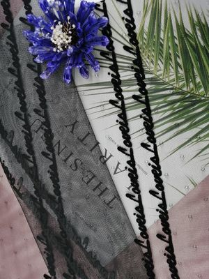 O tule da letra preta de matéria têxtil da casa reuniu Mesh Fabric