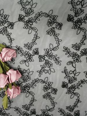 Bordado amarrado da flor preta por todo o lado na malha do tule da prata da tela do laço