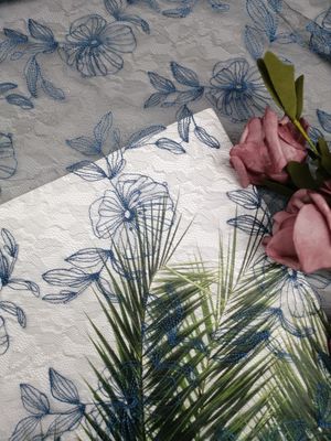 O voile azul bordou a malha floral do tule da tela do laço