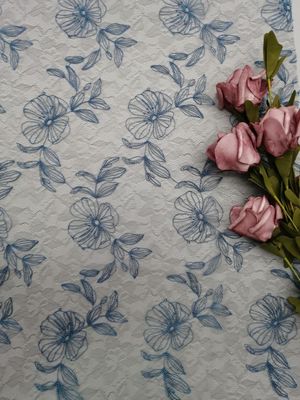 O voile azul bordou a malha floral do tule da tela do laço