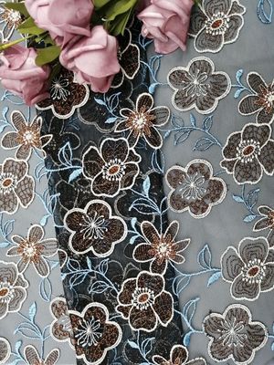 O laço floral coloriu o pano do vestuário das mulheres da tela do bordado
