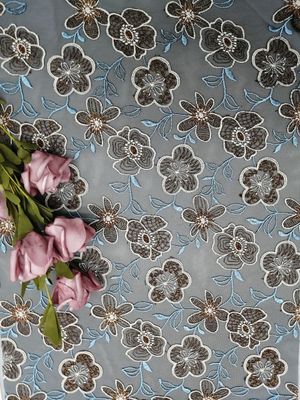 O laço floral coloriu o pano do vestuário das mulheres da tela do bordado