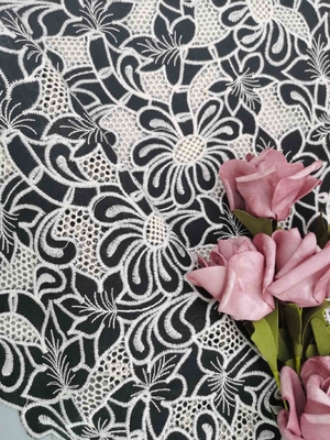 O teste padrão floral do laser bordou a tela do laço dois no tom branco preto 114cm