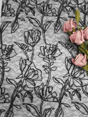 O teste padrão floral amarrado preto bordado ata a largura da tela 129cm