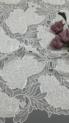 Tecido Branco Bordado em Renda com Corte a Laser e Design Elegante e Personalizado