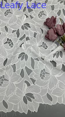 Lanteja bordada decorativa colorida ideal para roupas infantis, figurinos e decorações de festas, acrescentando um apelo vibrante