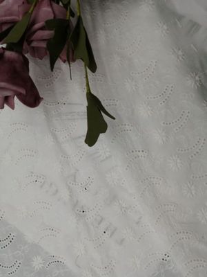 O laço macio bordou o pano de algodão da tela do ilhó para o vestido de partido